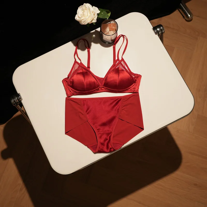 

Новый бюстгальтер с треугольной чашкой во французском стиле без стального кольца, сексуальный комплект нижнего белья из тонкого шелка, кружевное, приятное для кожи, удобное мягкое нижнее белье