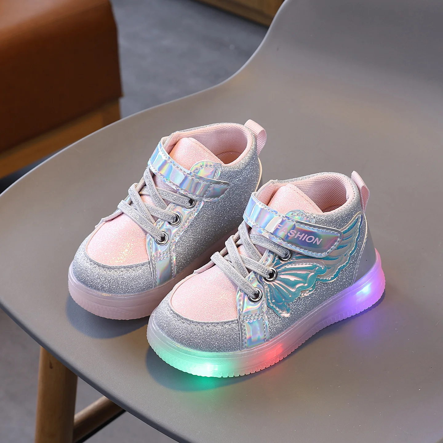 Picture 5: Kids LED Light Up Shoes 2026 New Girls Glow Dark Sneakers Sparkle Running Shoes Toddler Boys Girls Non-Slip Sole Casual Outdoor