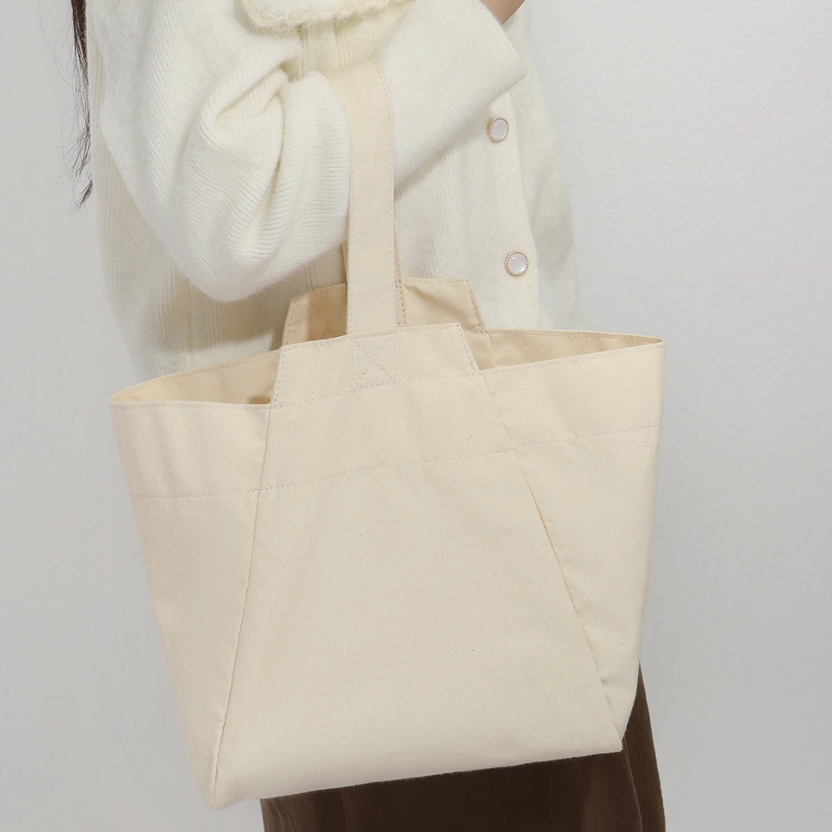 

Large Capacity Canvas Tote Bags for Work Commuting Carrying Bag College Style Student Outfit Book Shoulder Bag