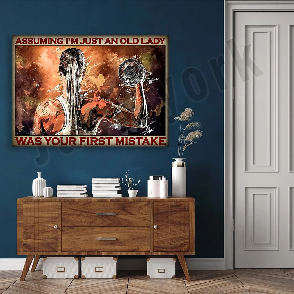 ملصق فتاة رفع الأثقال للياقة البدنية في صالة الألعاب الرياضية يعتقد أنني مجرد سيدة عجوز تكون خطأك الأول ملصق ديكور حياة المنزل #2