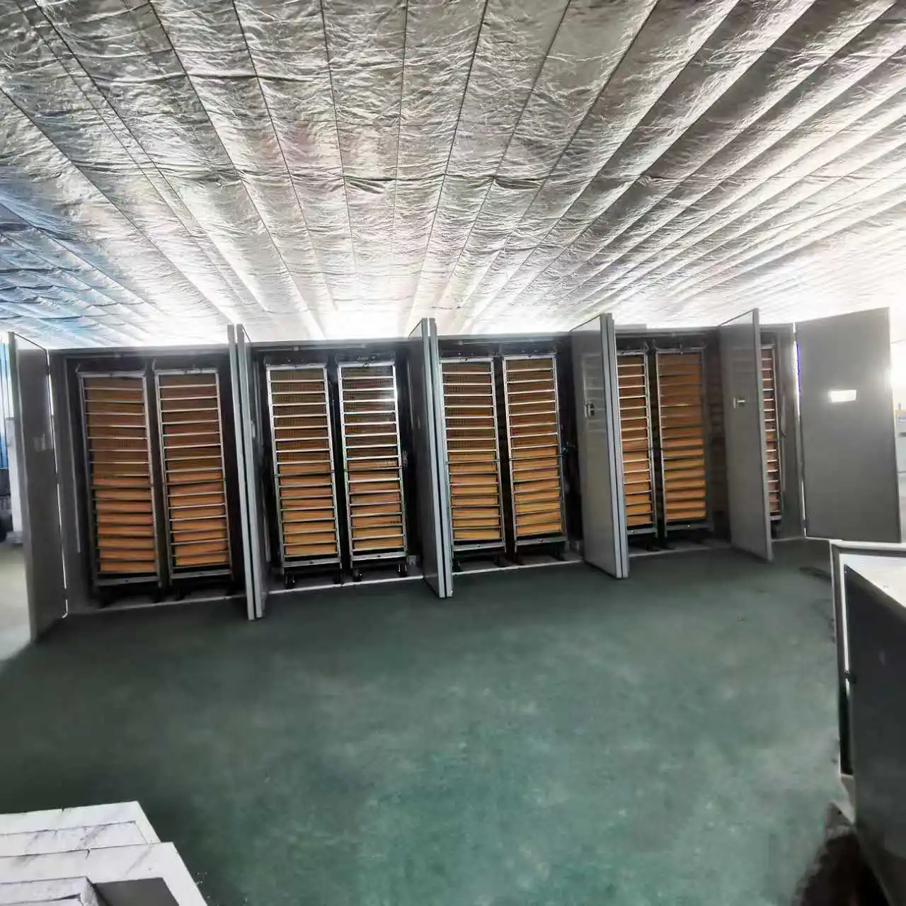 

Большой инкубатор для яиц 24640. с структурой подставки для яиц. Подходит для полномасштабной инкубации яиц для цыплят, уток и гусей.