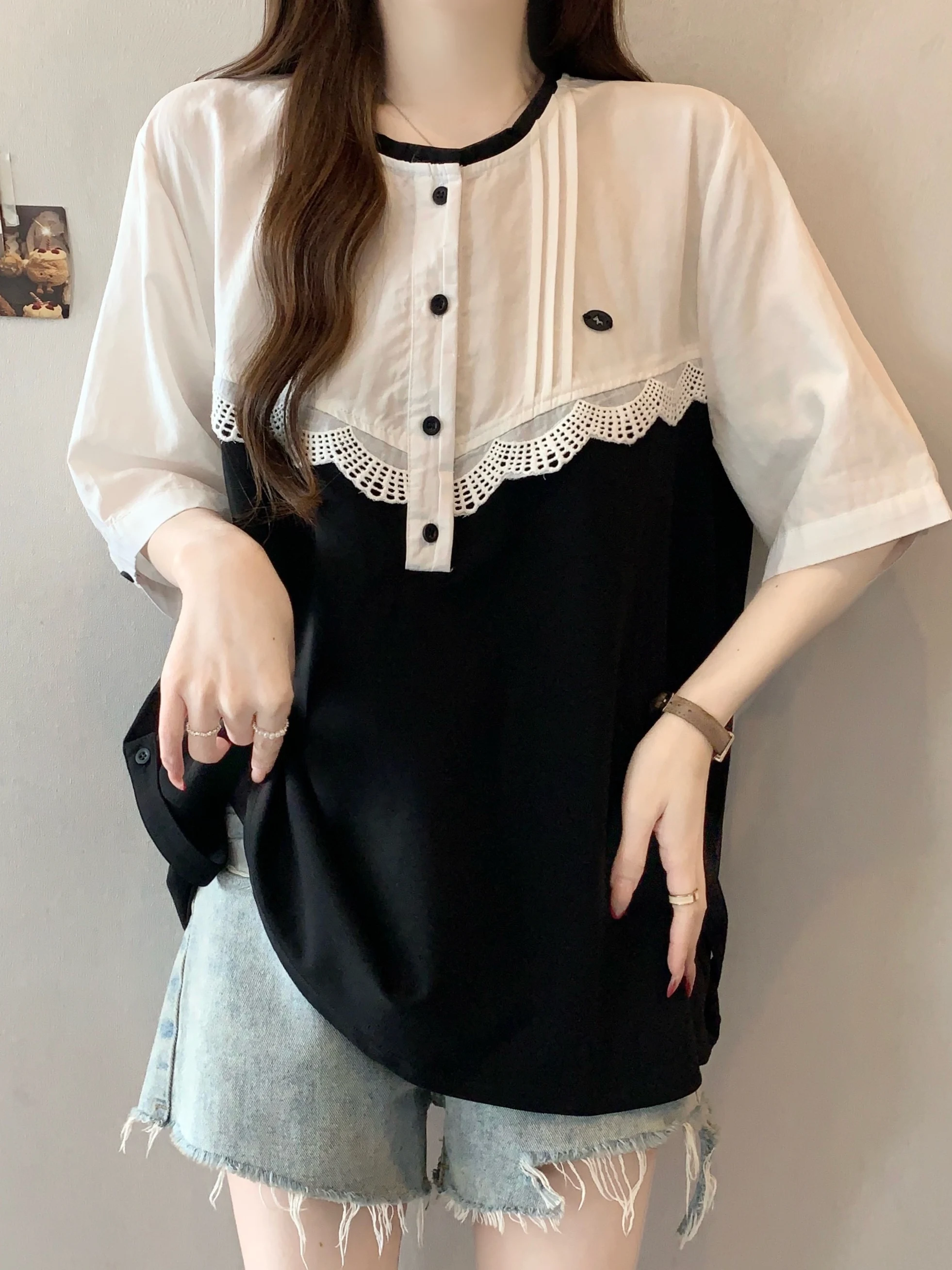 

Женская рубашка больших размеров, повседневная, свободного кроя, с кружевными вставками, имитация двухслойности, стройнящая, с открытыми плечами, летняя, 2026, удобная, дышащая, модная