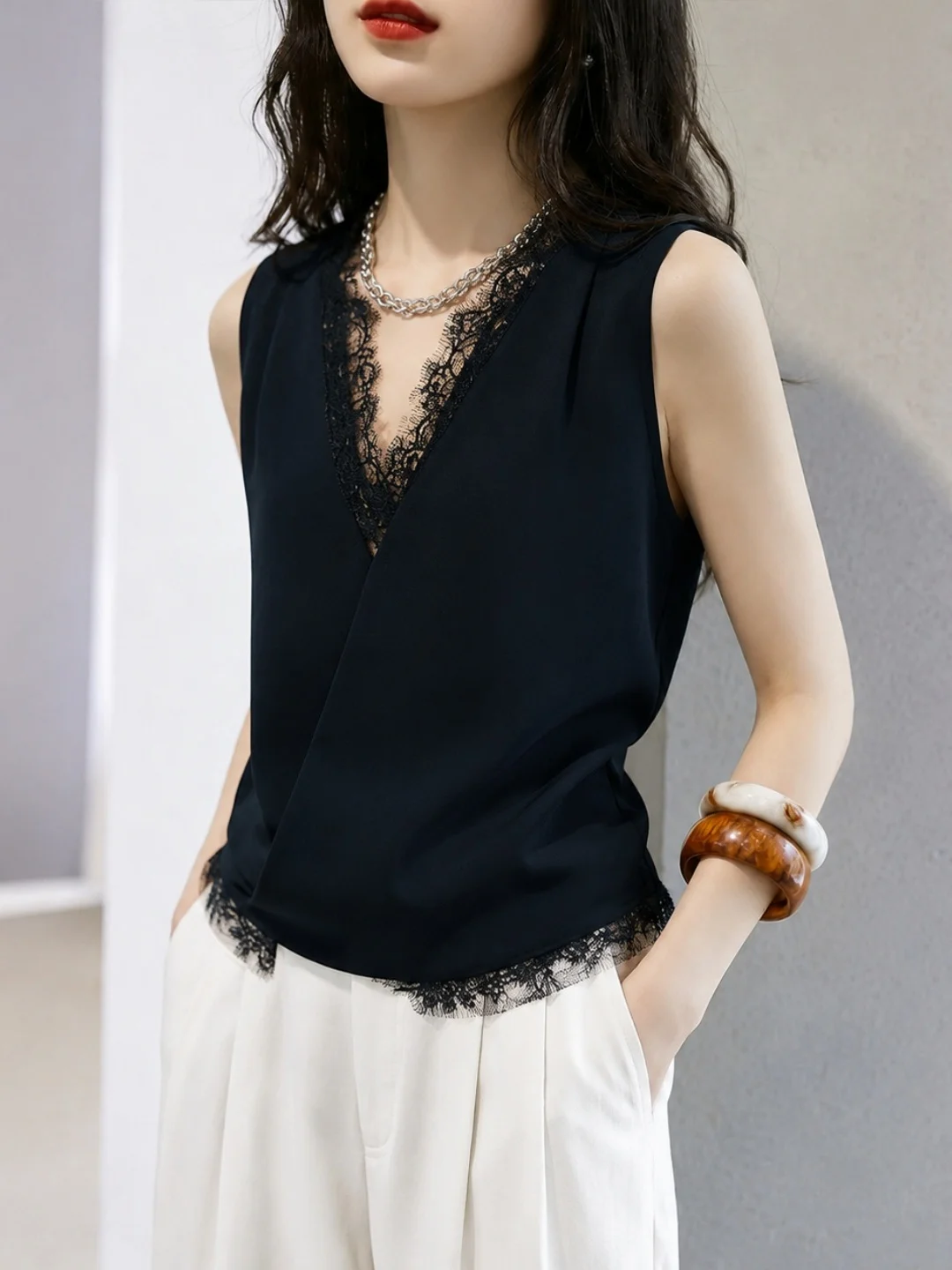 Design Sensation Lace Patchwork V-Neck Vest Sleeveless Slimming Versatile Trendy Top Women Summer 2026 Korean Style Straight Cut