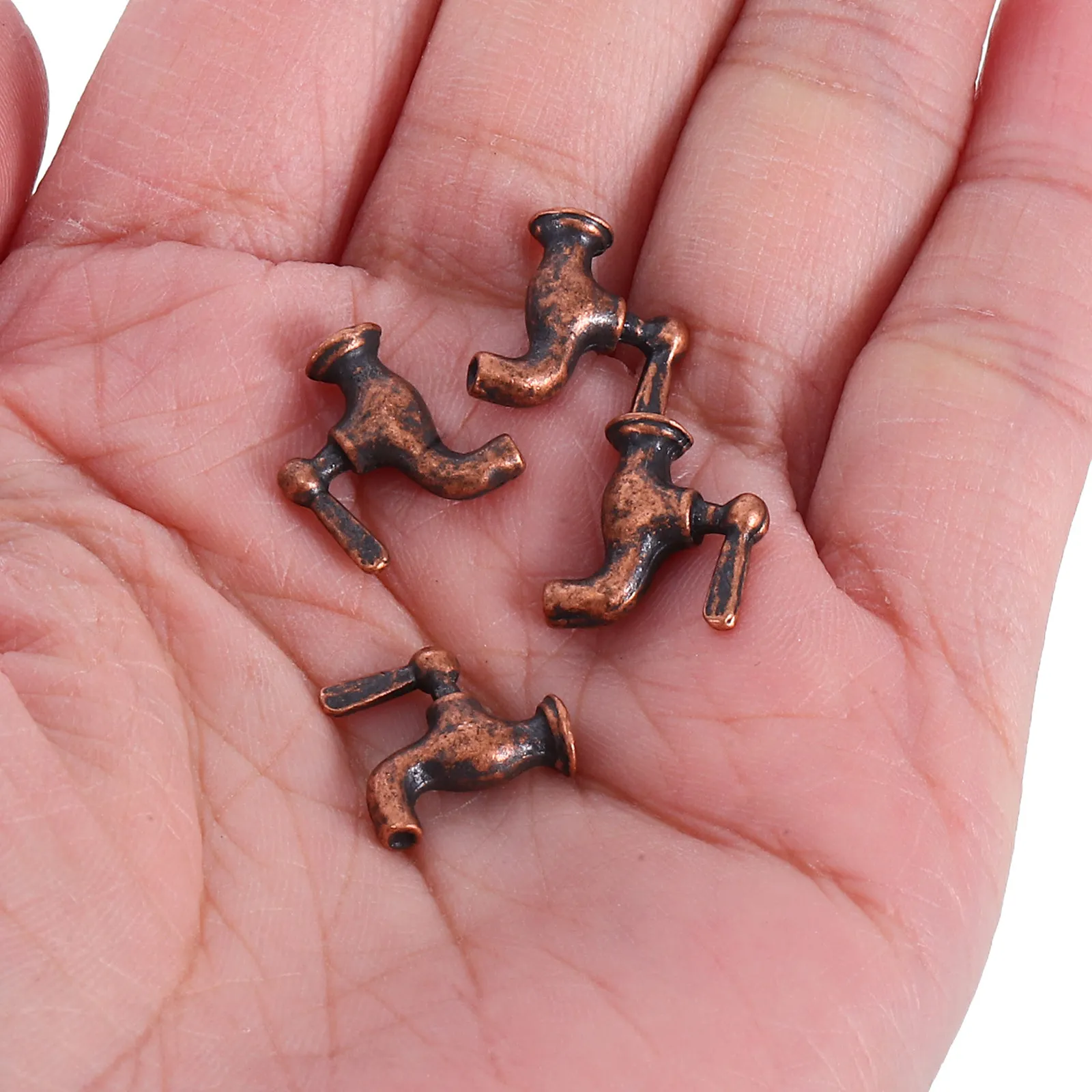 

4 шт., миниатюрный кран для раковины 1:12, тонкая работа, смеситель для ванной комнаты, аксессуар для декора кухни кукольного домика, темно-коричневый