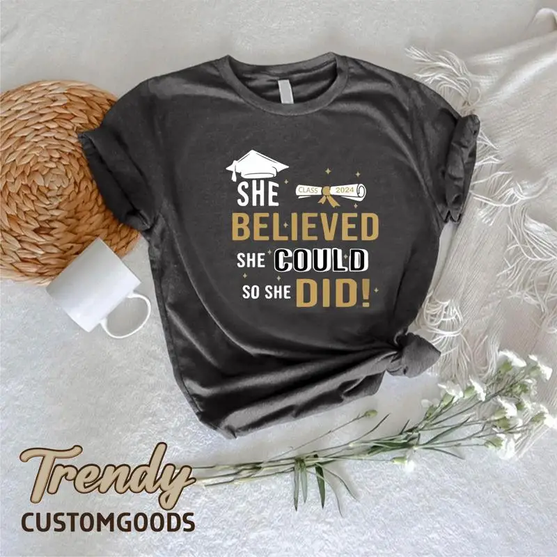 

Женская выпускная футболка класса 2024, мотивационная, она верила, может так сделал