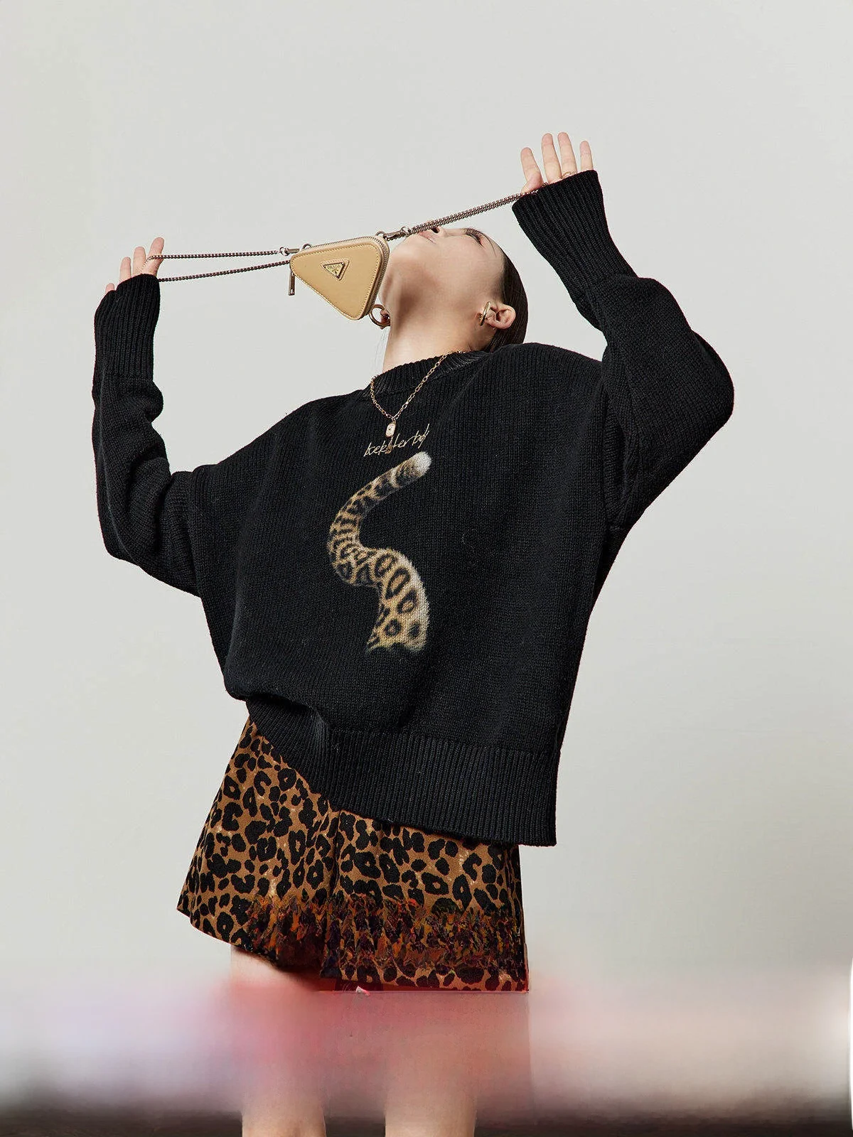 

Вязаный свитер Bla для женщин, с круглым вырезом, с принтом, свободного кроя, с длинными рукавами, стандартной длины, осенняя новинка