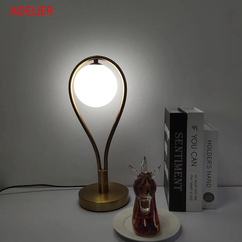 Lampada da tavolo dorata nordica Art déco lampada da tavolo a Led minimalista con sfera di vetro smerigliato per studio/Bedoom spina EU/AU/US/UK