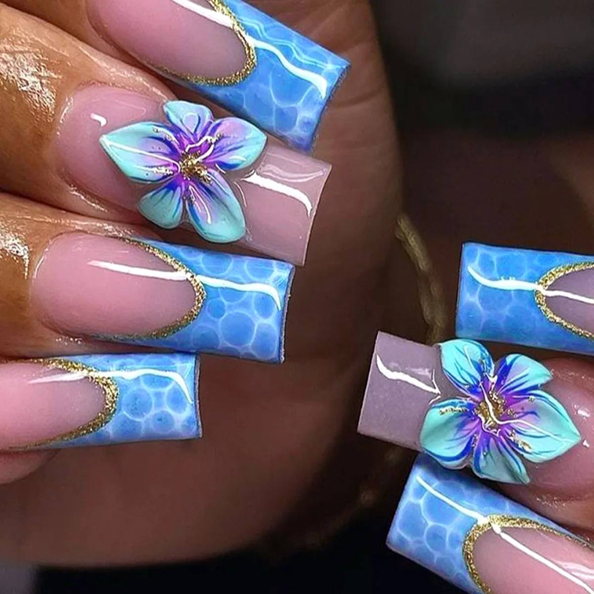 Mittellange künstliche Nägel für Frauen und Mädchen, 3D-Blumen, Farbverlauf in Blau, quadratische Nagelspitzen für Frühling und Sommer, vollflächige Press-on-Nägel.