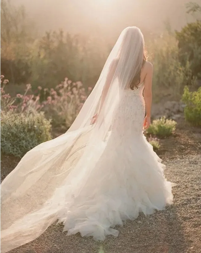 La pulizia del pavimento in stile lungo della sposa piccola maglia monostrato in stile chiesa con pettine per capelli, velo da sposa, foto da viaggio, donna