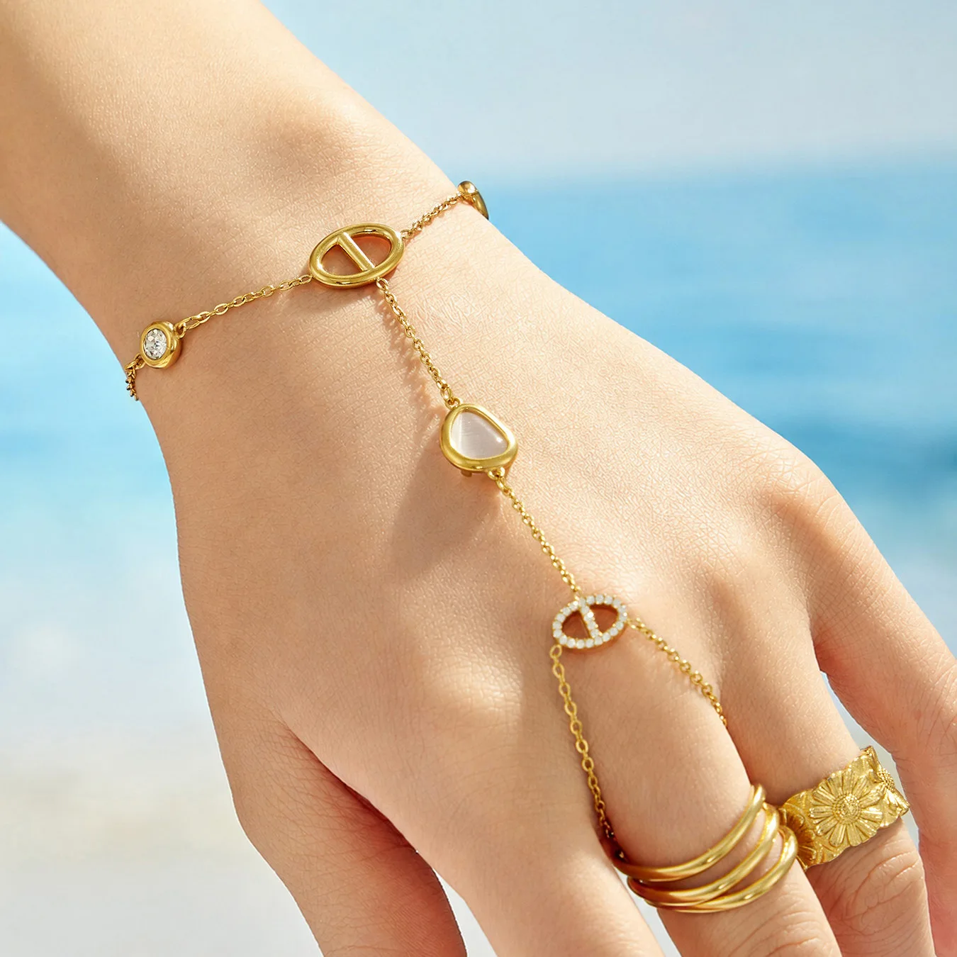 Zierliches Handkettenarmband für Damen, Edelstahl-Handkettenarmbänder, 18k vergoldetes Armband, rundes Zirkon-Charm-Armband – Detail 4
