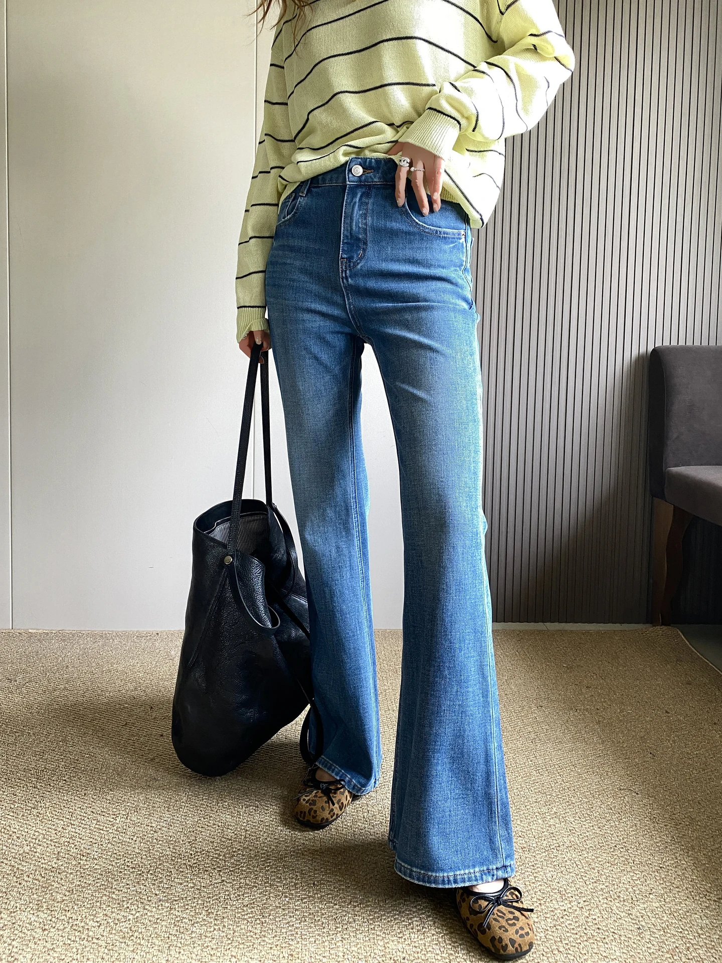 

High Waist Stretchy Slimming Bell Bottom Jeans Women's Spring 2026 New Style Deep Blue Micro Flared Denim Pants