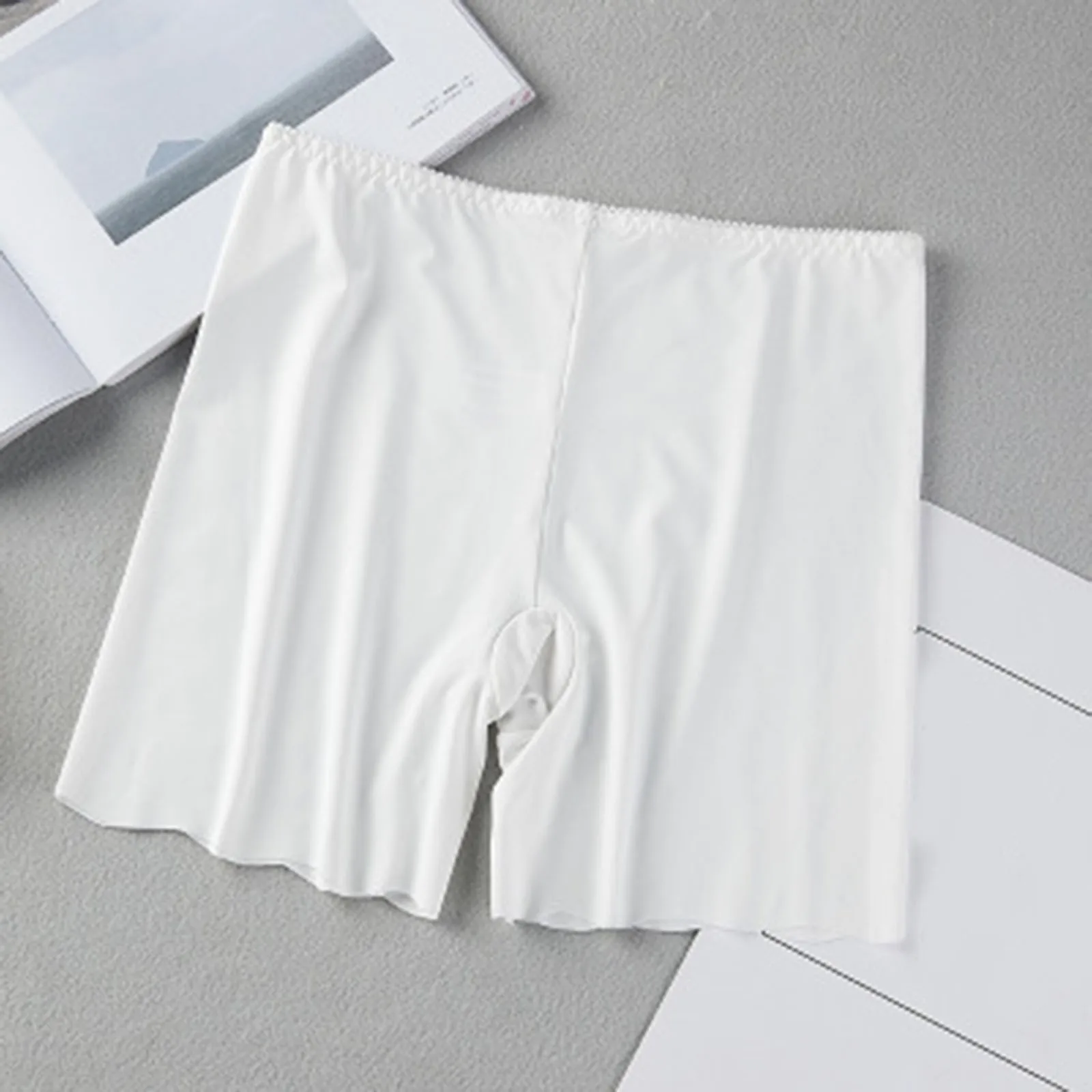 Mallas finas de seda de hielo para mujer, pantalones cortos de seguridad antideslizantes, ondulados de tres puntos, pantalones cortos cómodos, Color sólido