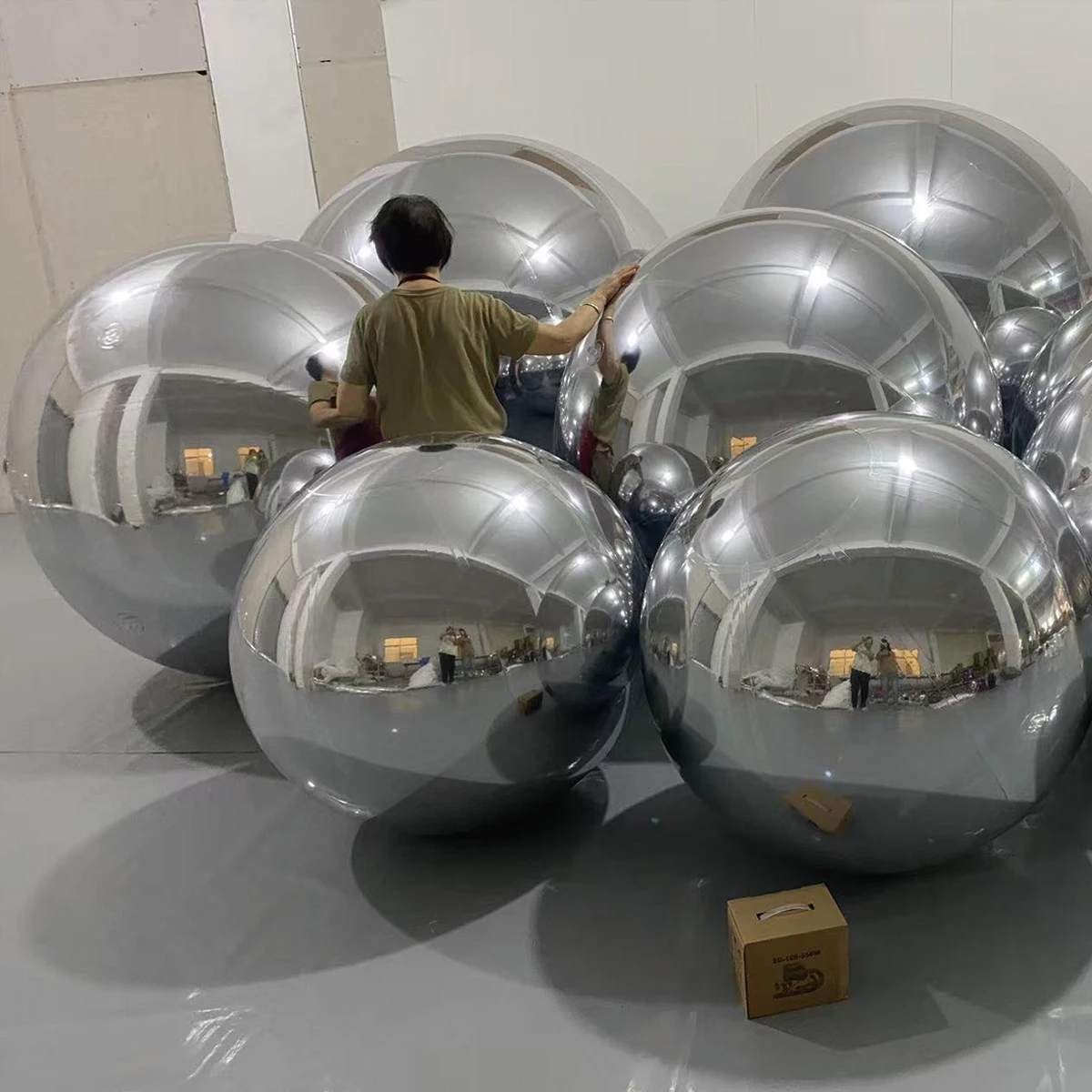 巨大なインフレータブルミラーサッカーボール気密型フットボール付き
