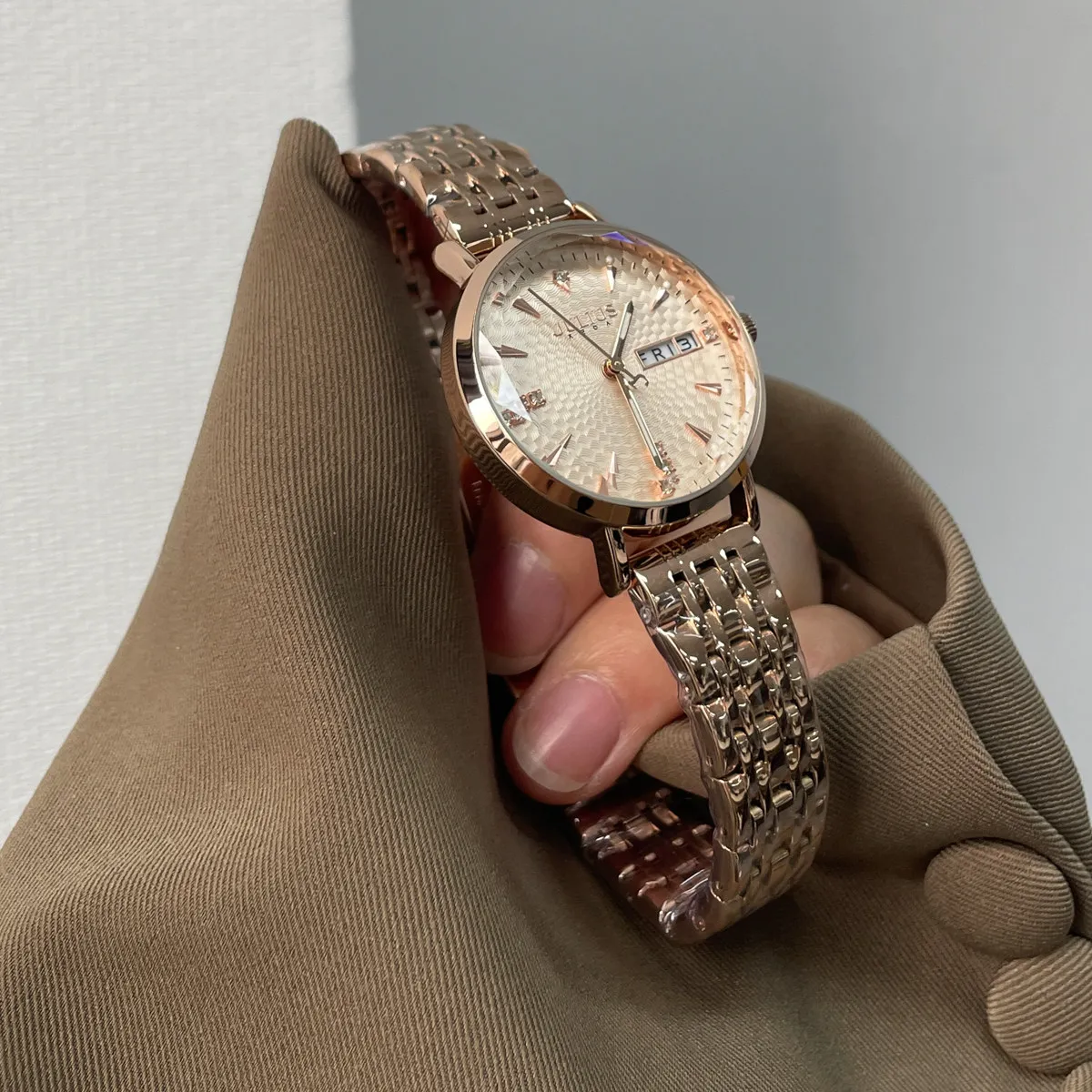 Relógio feminino 2026 novo modelo pequeno mostrador pulseira de aço simples e elegante relógio de quartzo para mulher relógio de pulso de alta qualidade para senhoras.