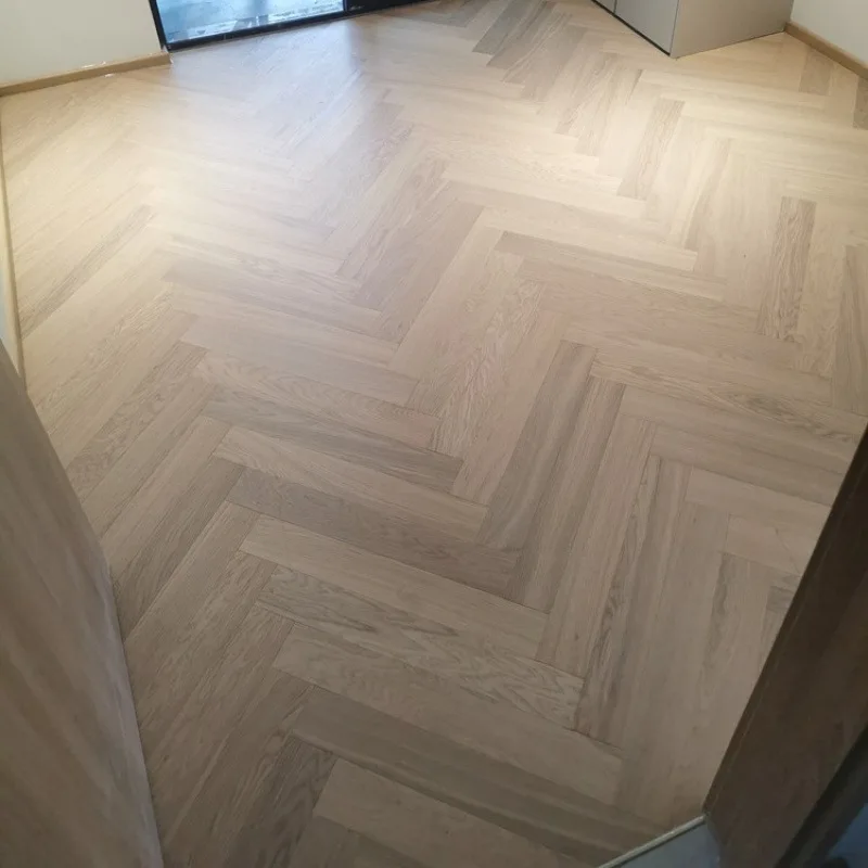 

New three-layer solid wood herringbone floor 15mm black walnut oak lock