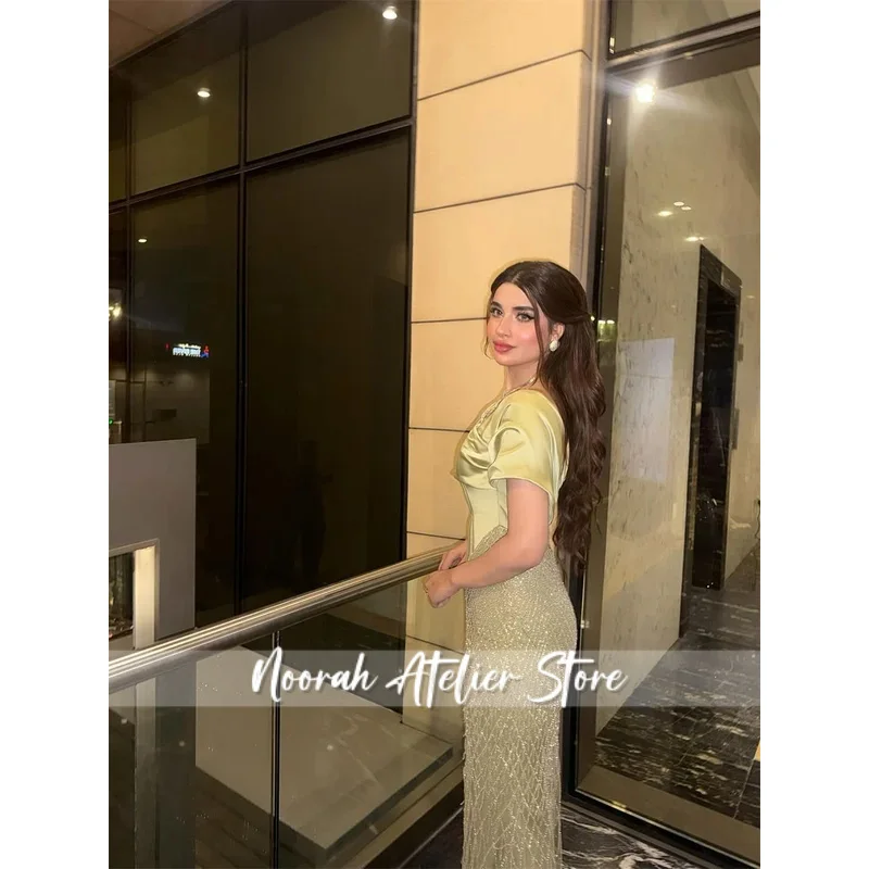 Sukienka na studniówkę w kolorze jasnej zieleni, syreni krój, długość do podłogi, z odkrytymi ramionami, eleganckie suknie wieczorowe 2025