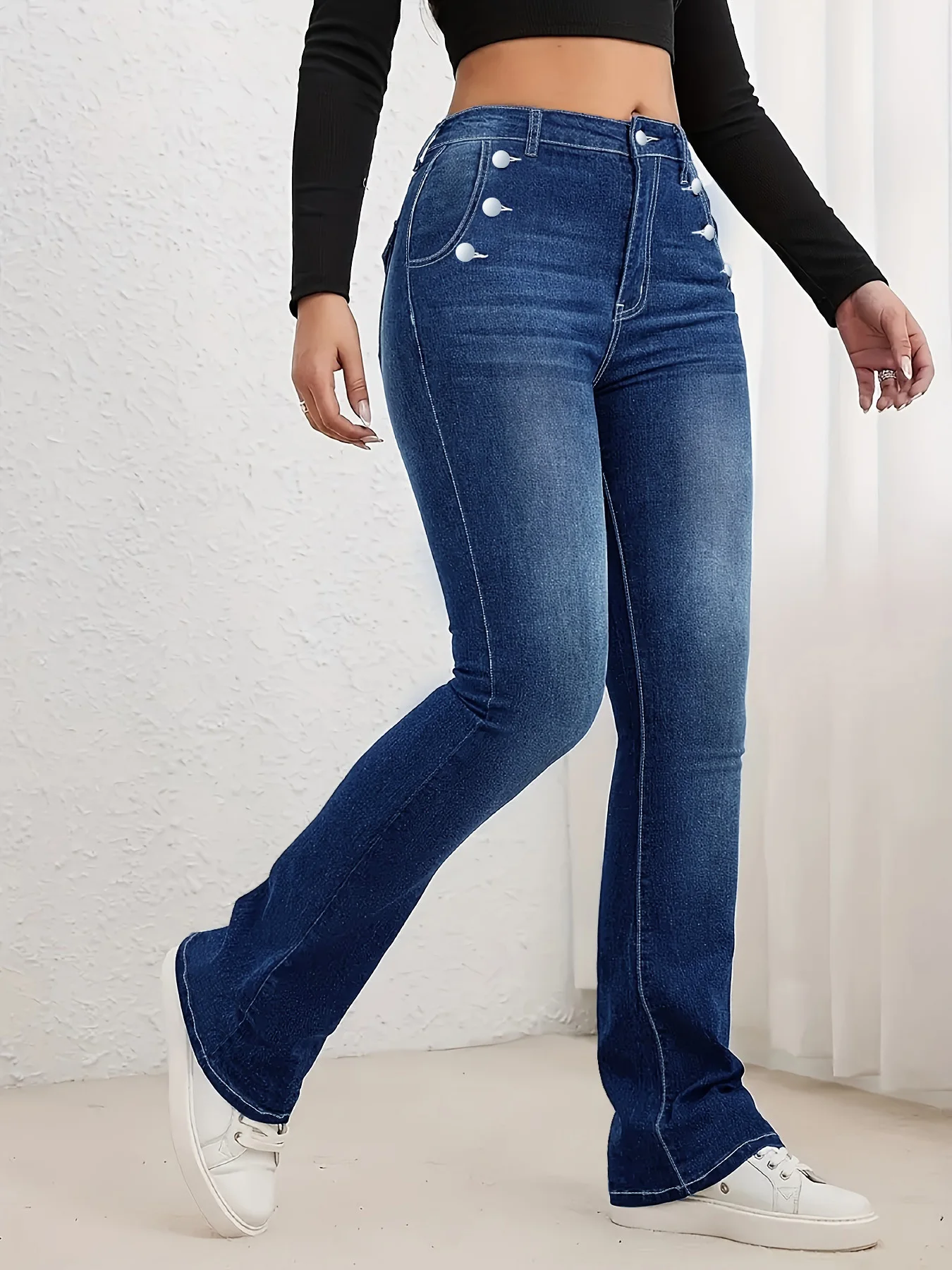 Dunkelblaue, gewaschene Damen-Jeanshose in Übergröße mit seitlichem Doppelknopf-Detail, ausgestellte Beine, dehnbare, hüftformende Retro-Pendlerhose