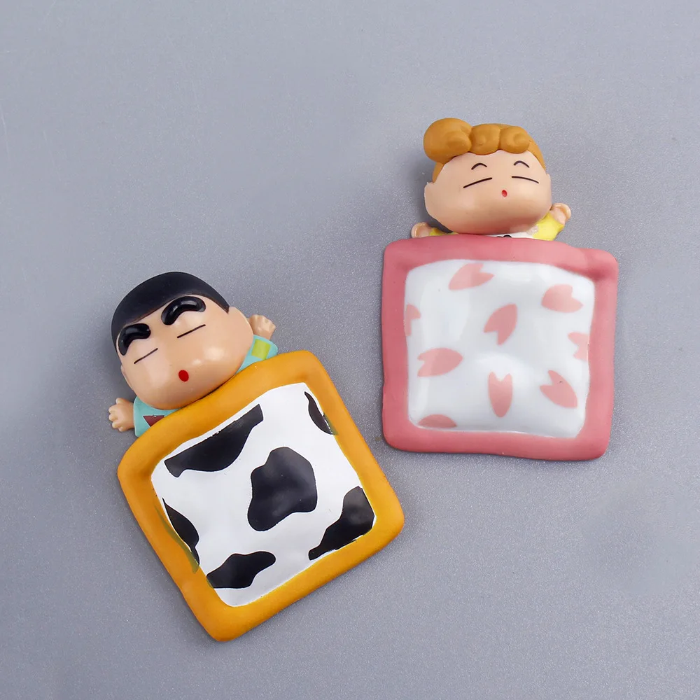 4 ชิ้น/เซ็ตอะนิเมะ Crayon Shin-Chan Sleeping เป็นครอบครัว Kawaii ตัวเลขการกระทํา PVC ชุดเครื่องประดับตกแต่งรถของเล่นตุ๊กตาของขวัญ