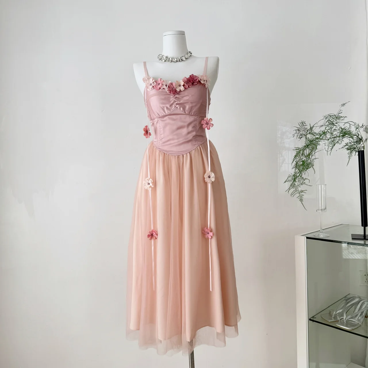 

2025 slimming spring and summer women's new style princess dress bow French suspender dress