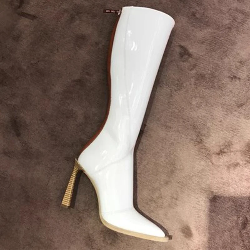 

Уличные пикантные белые, черные сапоги до колена в полоску сзади на тонком каблуке с острым носком, женские модные рыцарские ботинки с тонкими штанинами