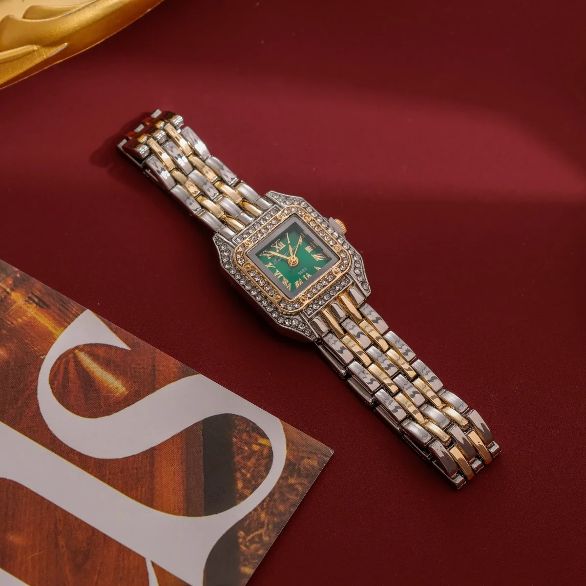 Vintage Luxury Women Watches Chic Gold Silver Alternating Design Roman Numerals Dial Rhinestone Inlay Fashionable Trendy Watch