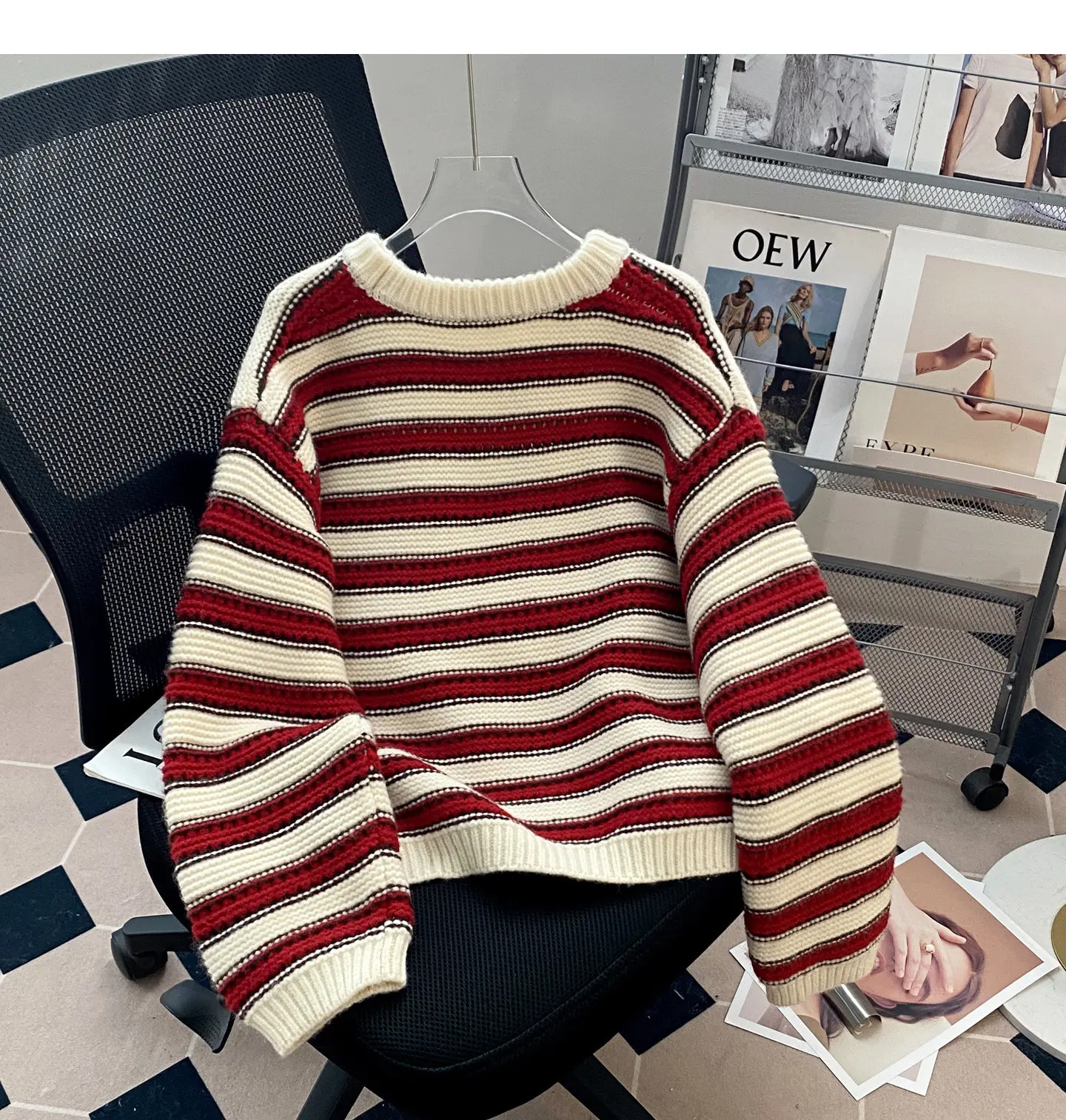 2026 سترة مخططة حمراء للنساء خريف شتاء جديد البلوفرات الداخلية العلوي فضفاض المناسب البلوز سميكة قاعدة قصيرة لاعبا