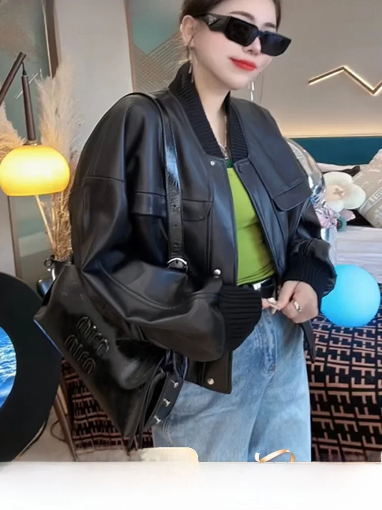 เสื้อแจ็คเก็ตเบสบอลหนังแท้ทรงหลวมสำหรับผู้หญิง รุ่น New Street Sle หนังวัวแท้ ทรงสลิม ทันสมัย ปิดซิป แขนยาว