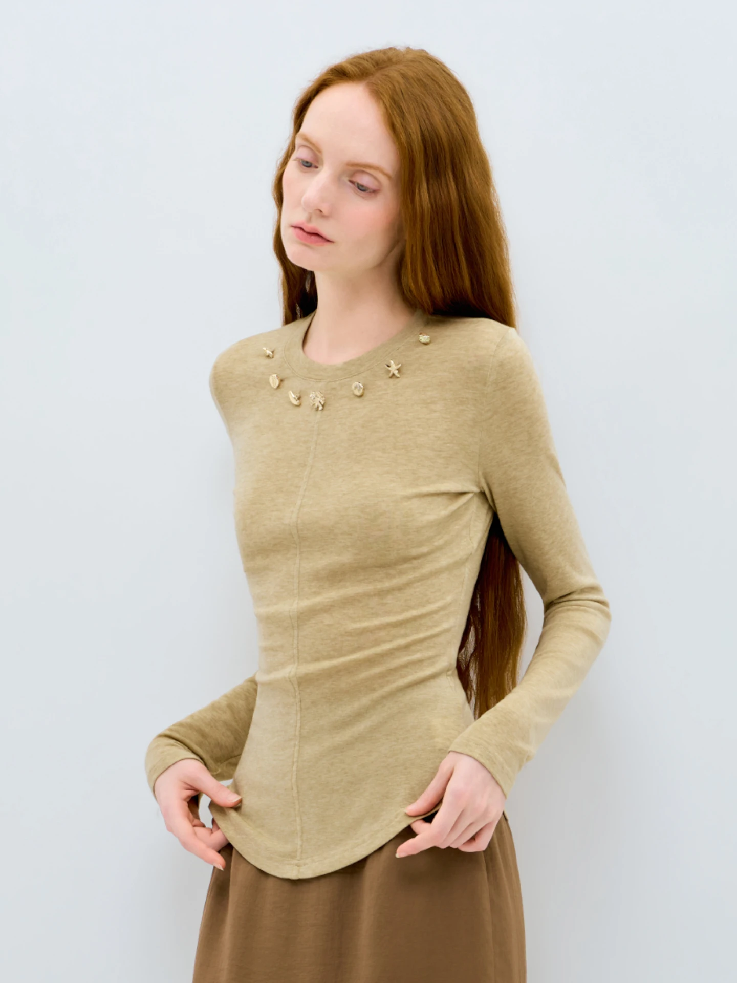 

Женская приталенная футболка LIMONN с длинным рукавом и круглым вырезом из смесовой шерсти с металлическими пуговицами, весна 2026, повседневная, для офиса