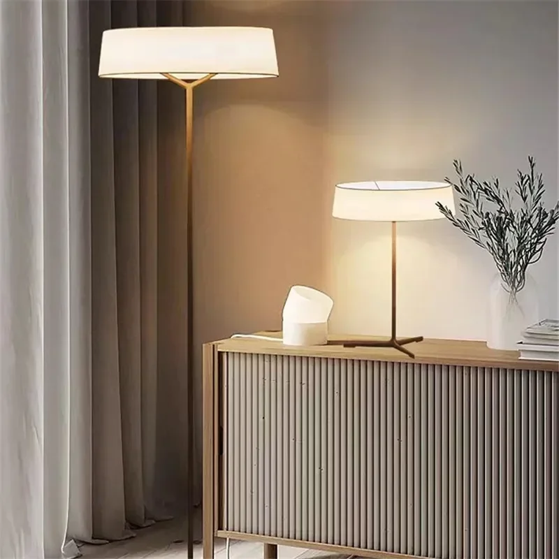 Candelabro de ambiente de estudio de diseñador español, luces de suelo minimalistas nórdicas, sala de estar, sofá, lámparas de mesita de noche de arte moderno LED
