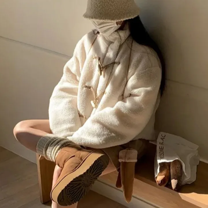 เสื้อโค้ทแฟชั่นสไตล์เกาหลีสำหรับผู้หญิง ทรงหลวม อุ่นสบาย เหมาะสำหรับฤดูใบไม้ผลิ ฤดูใบไม้ร่วง และฤดูหนาว ติดกระดุม แต่งขนเฟอร์ สไตล์สตรีทแวร์สุดชิค