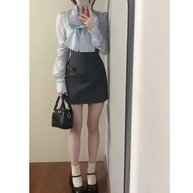 

Комплект из двух предметов: рубашка с длинным рукавом и милым бантом в студенческом стиле и юбка-полусолнце. Женская повседневная спортивная одежда для весны и осени.