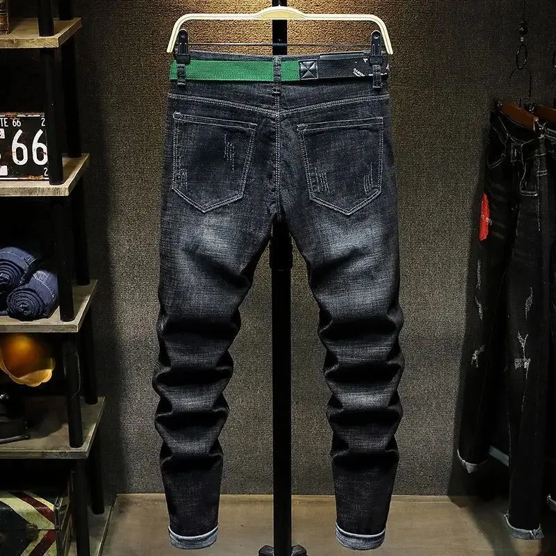 Jeans in denim slim fit casual punk di lusso coreano di fascia alta alla moda per la primavera e l'autunno con jeans con design ricamato 3D