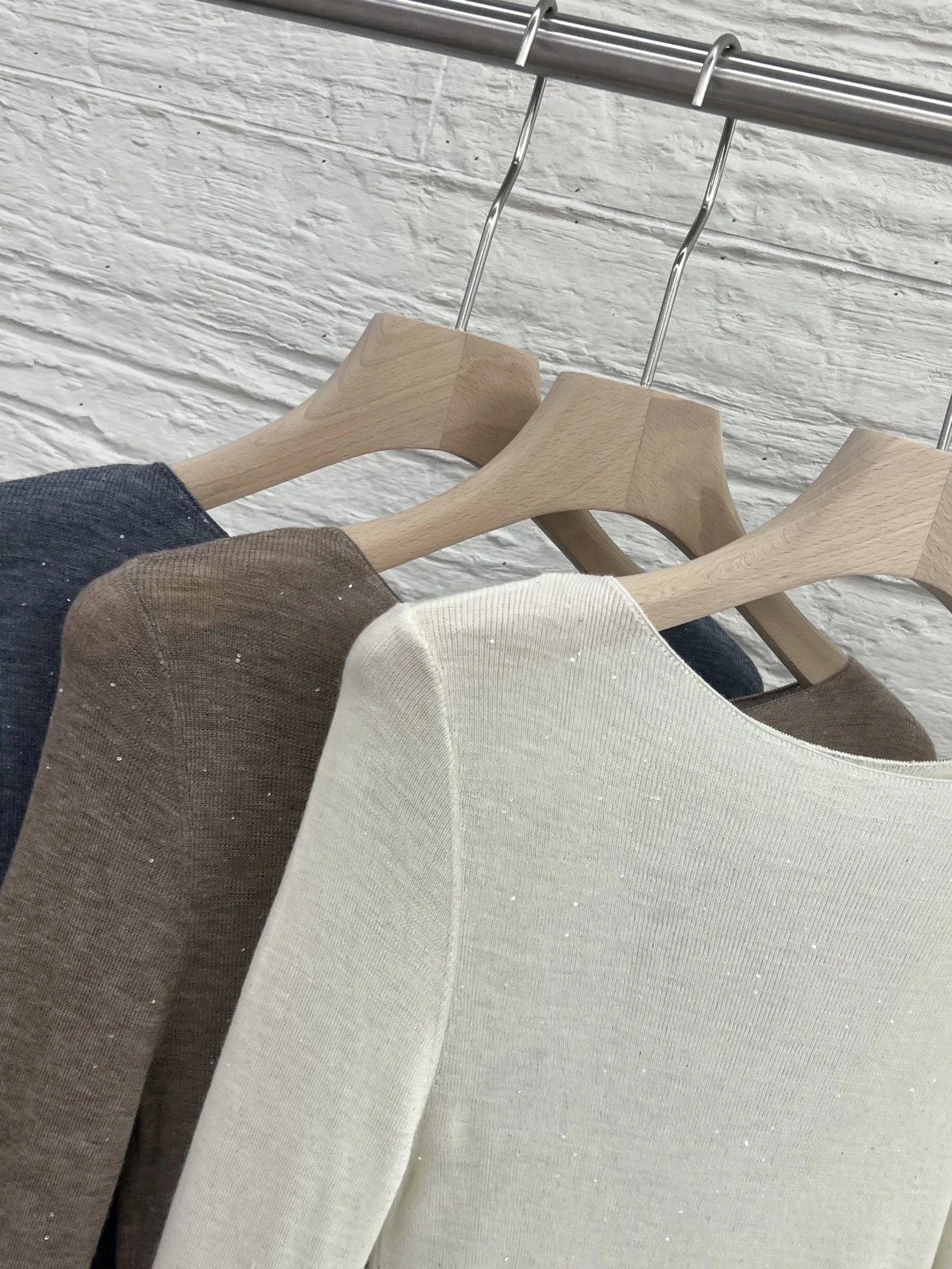 เสื้อถักไหมพรมผู้หญิง แขนยาว คอกลม ประดับลูกปัด ทรงเข้ารูป แฟชั่น ทันสมัย ใส่ได้หลายโอกาส สไตล์ลำลอง