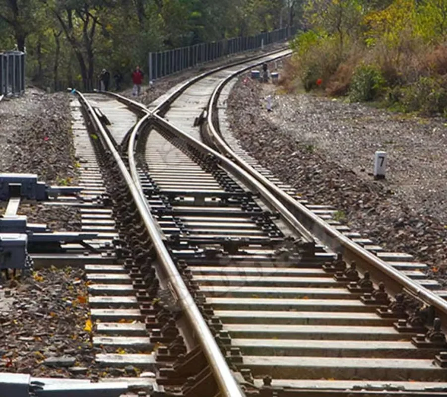 

Производитель поставляет серия железнодорожных и промышленных аксессуаров для горнодобывающих работ. Доступна настройка поддержки с одним поворотом.