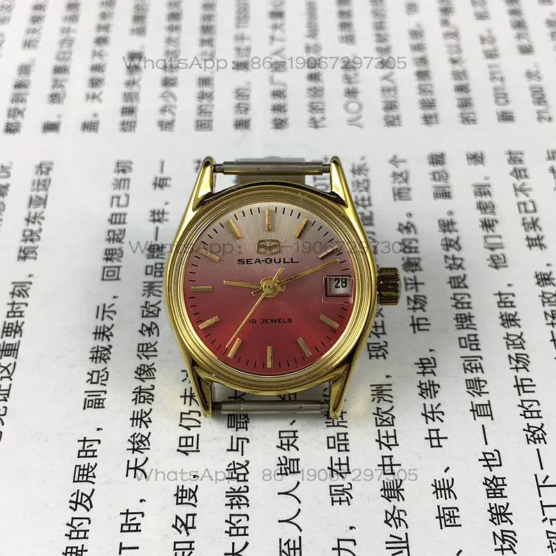 オリジナルストック、シーガルブランドの徐々に変化する赤いストリップネイル表面シングルカレンダー女性用手動機械式時計、無料ストラップ付き