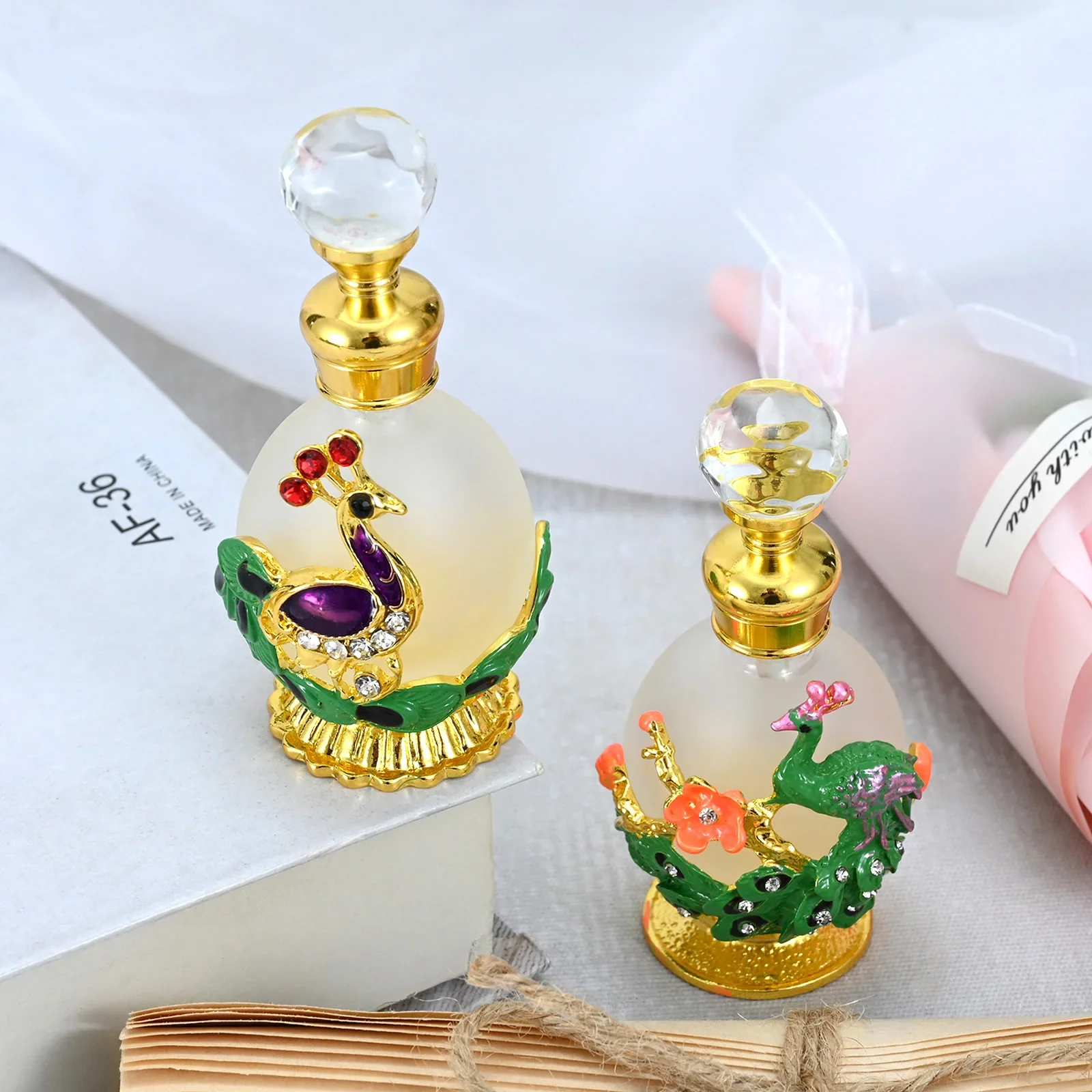 

1pc 15ml Empty Glass Perfume Bottle Embossed Metal Peacock Rhinestone Flower Decor Refill Essential Oil Container Portable Gift