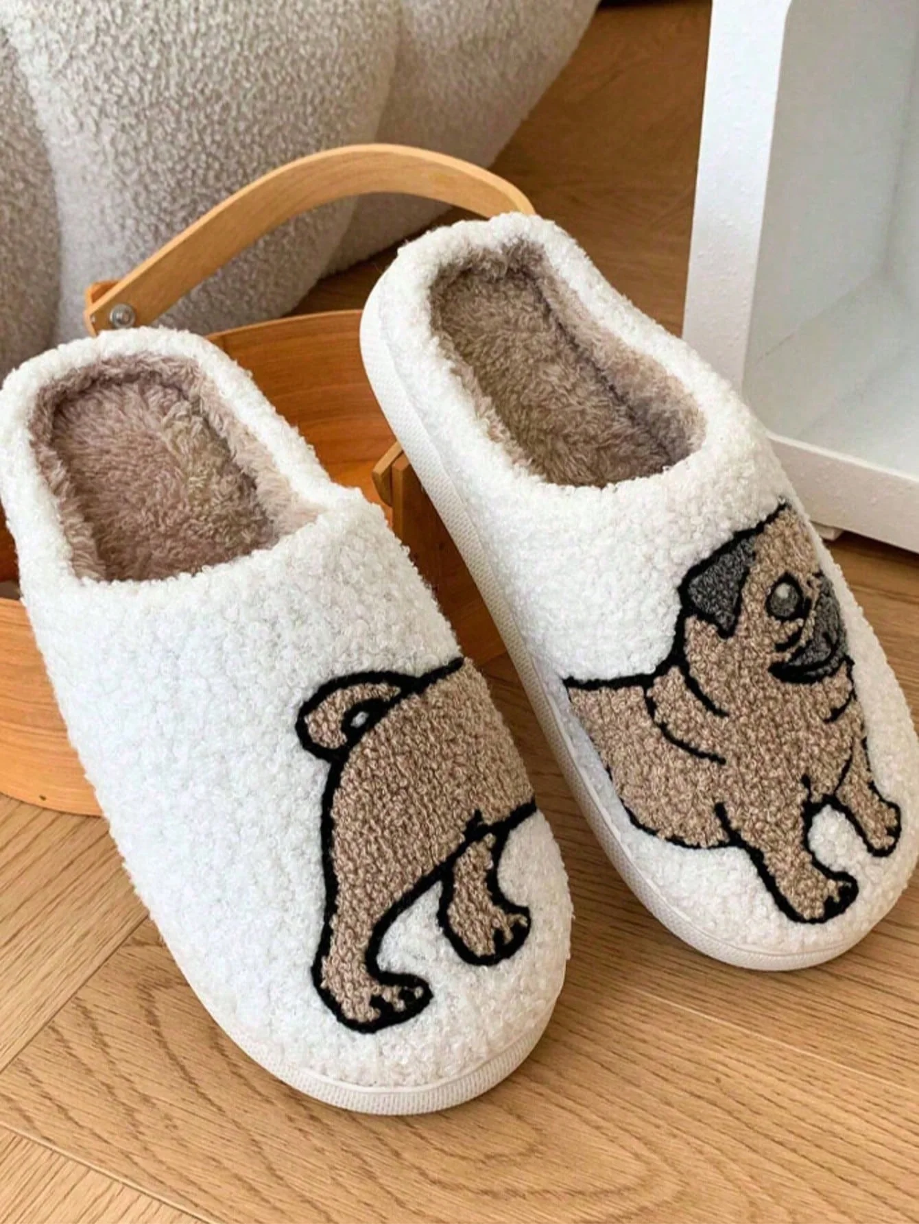 

Плюшевые тапочки с вышивкой мопсов для пары, зимние, на флисовой подкладке, теплые, нескользящие, с мягкой подошвой Cloud Sole, дышащие, для дома, улицы, общежития