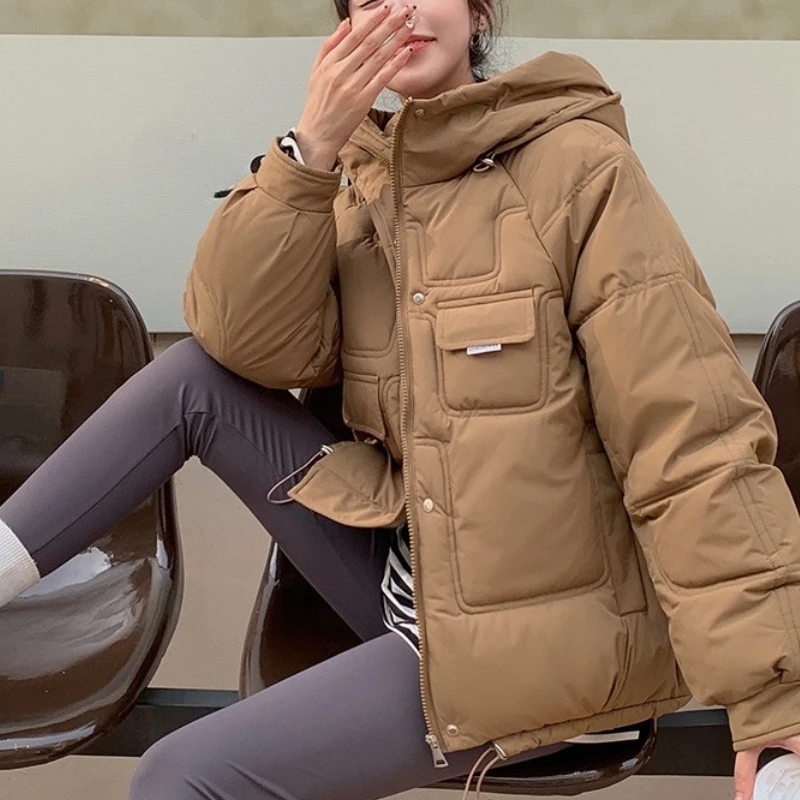 

2024 Новая женская хлопковая куртка с капюшоном, маленькое и высокое зимнее большое короткое пальто