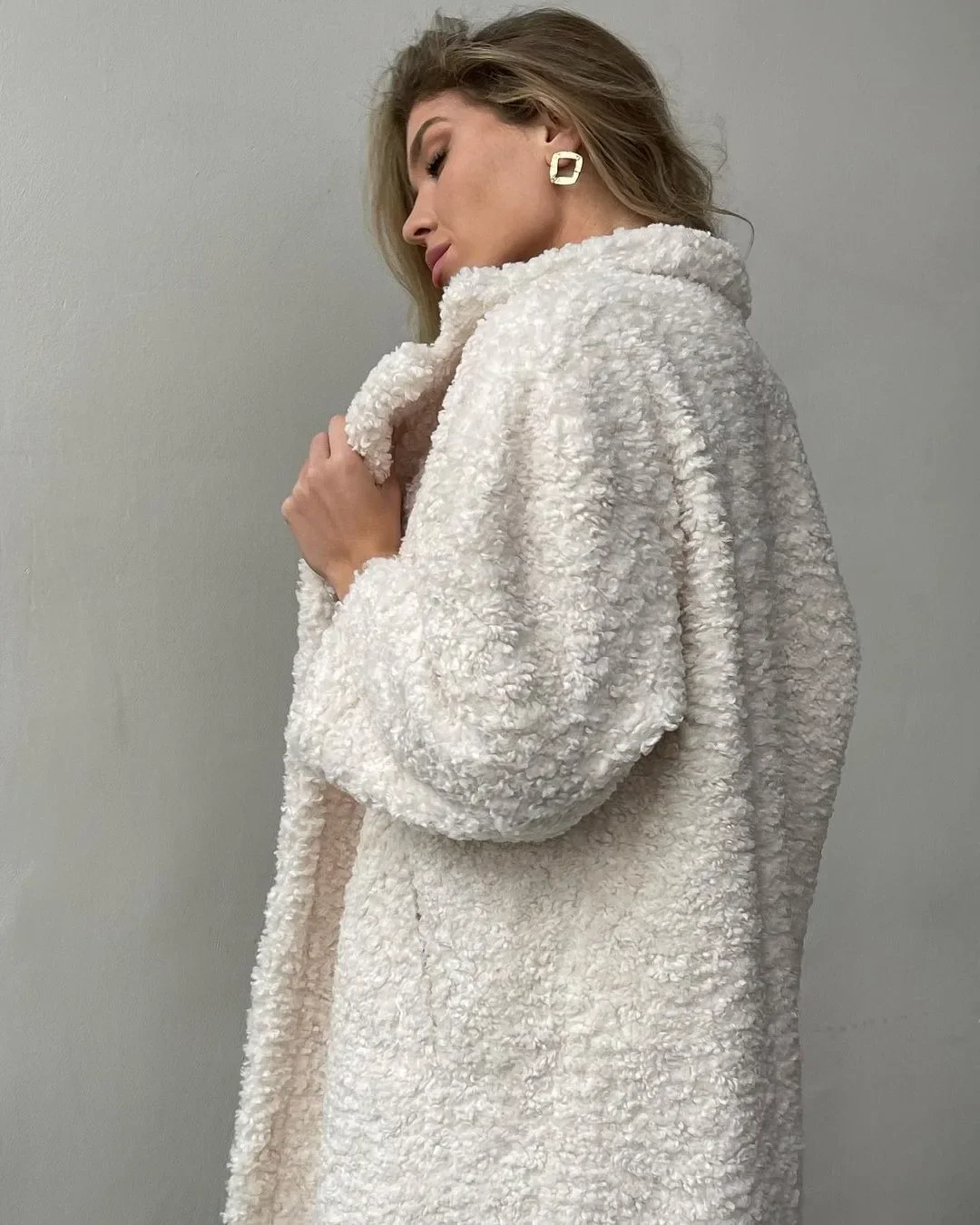 Autumn And Winter New European And American Women's Temperament Commuter Coat Long Sleeve Lapel Plush Coat Woman