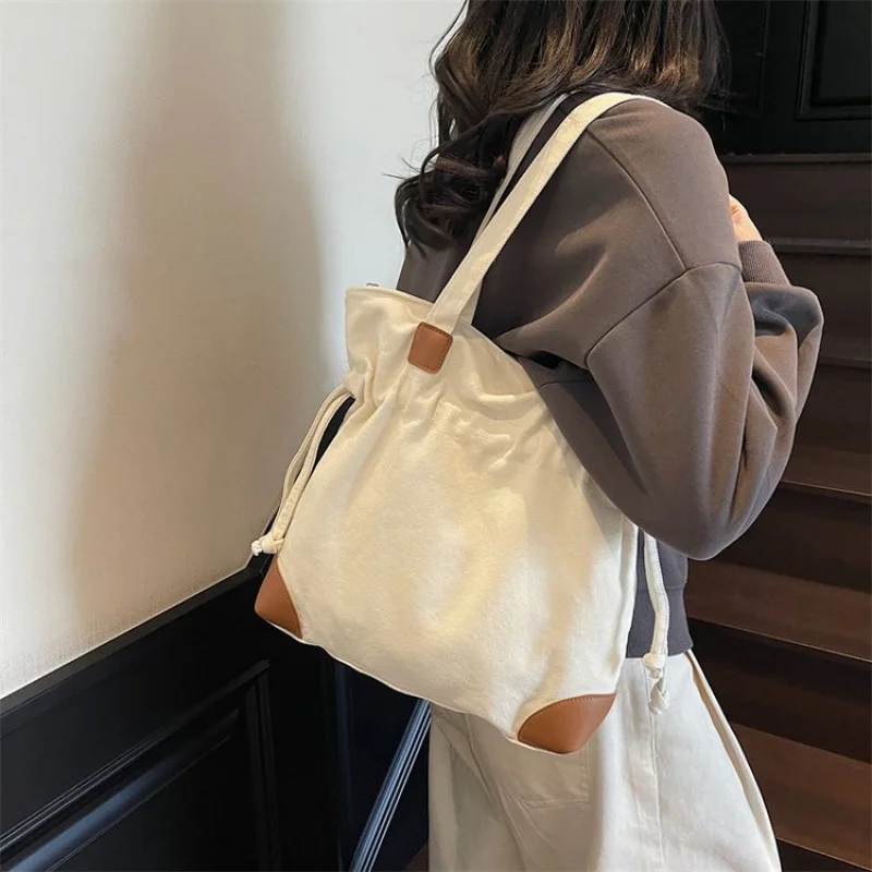 

Fashionable Leather Women's Messenger Bag Luxury Brand Classic Elegant Sleek Style Trendy Design Commuter Daily Vintage Bag​