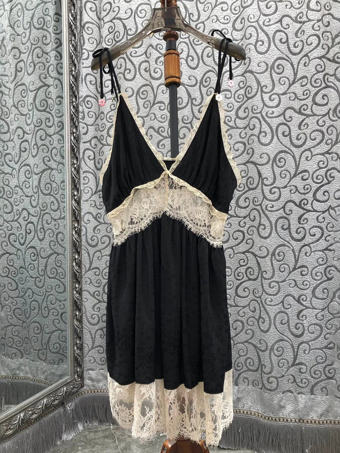 

Milan Small Town Pure Desire Black Apricot Color Block Lace Sleep Dress V Neck Strapless Dress Cotton Polyester Blend H Version
