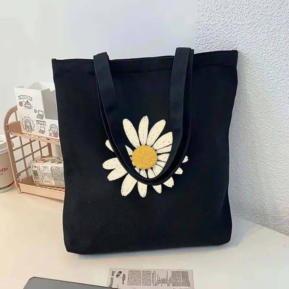 A Simple and Cute Style Black Daisy-Patterned Portable Shoulder Bag for Women, Perfect for Daily Commuting and Office Shopping, a Fashionable and Durable Gift Option