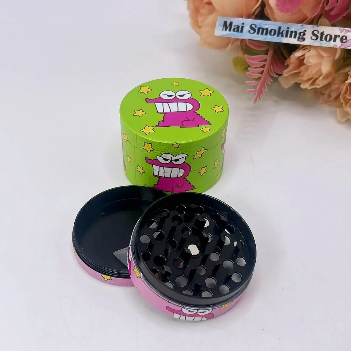 2インチ漫画風ハーブグラインダー、金属製4層手動スパイスミル、塩壺、乳棒、草、生タバコグラインダー、喫煙用具