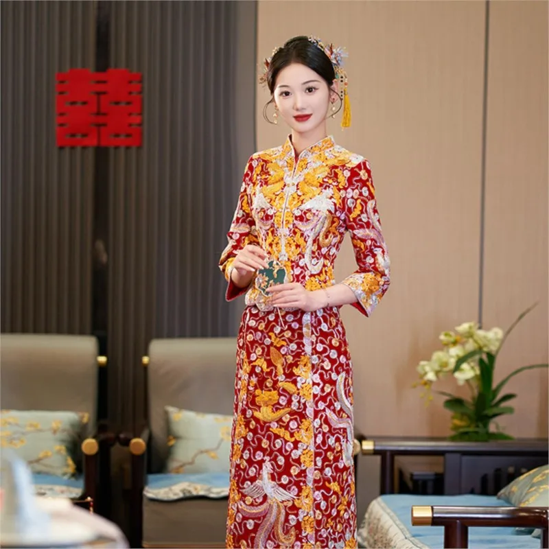 The new style of Chinese figure-hugging wedding dress featuring dragon and phoenix