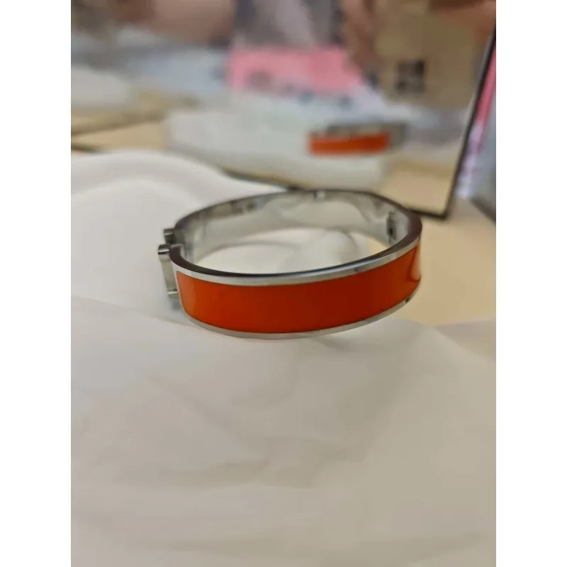 سوار H فاخر من المينا والتيتانيوم الصلب مع مشبك حروف أنيق