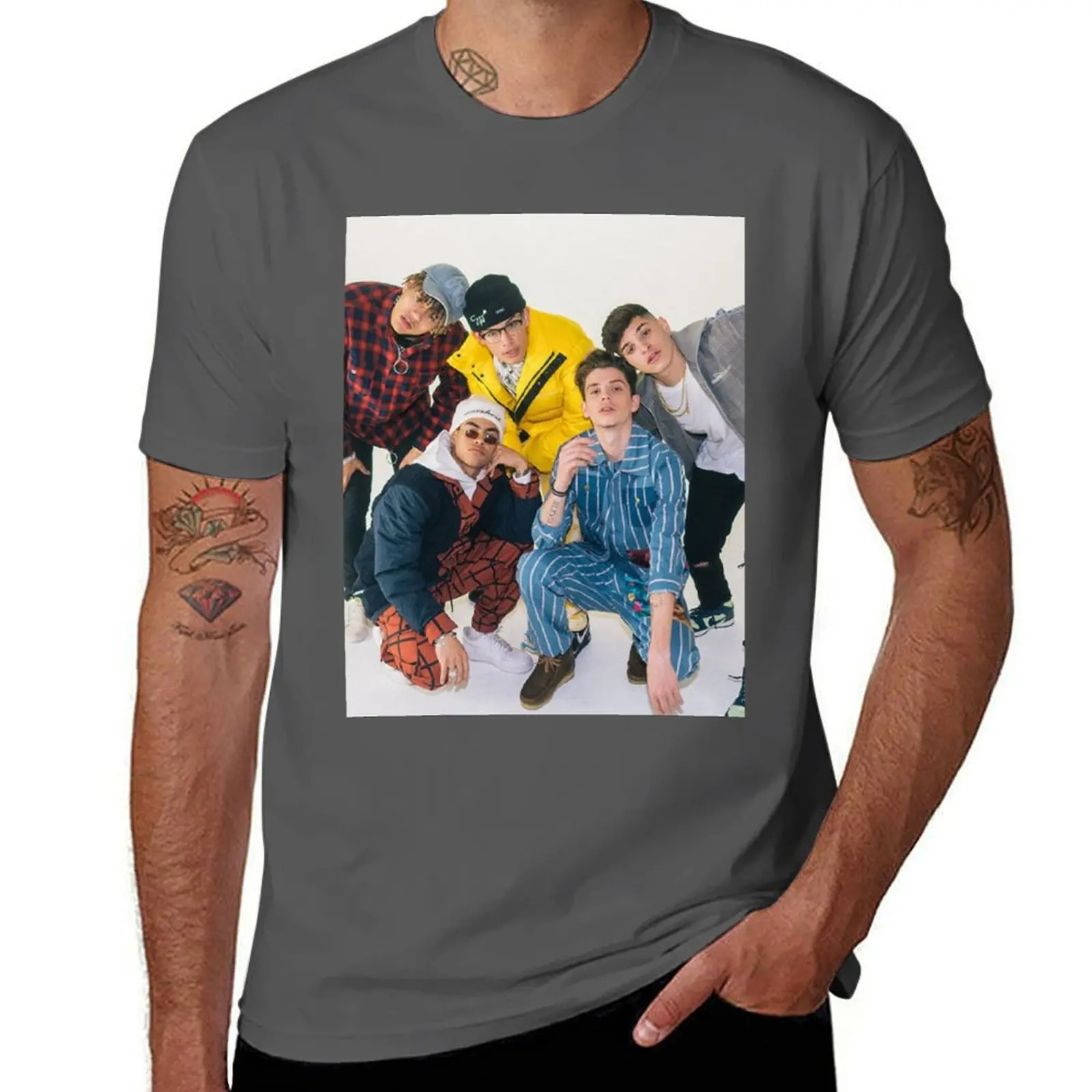 PRETTYMUCH Fomo Tour Camiseta de manga corta suave y elástica