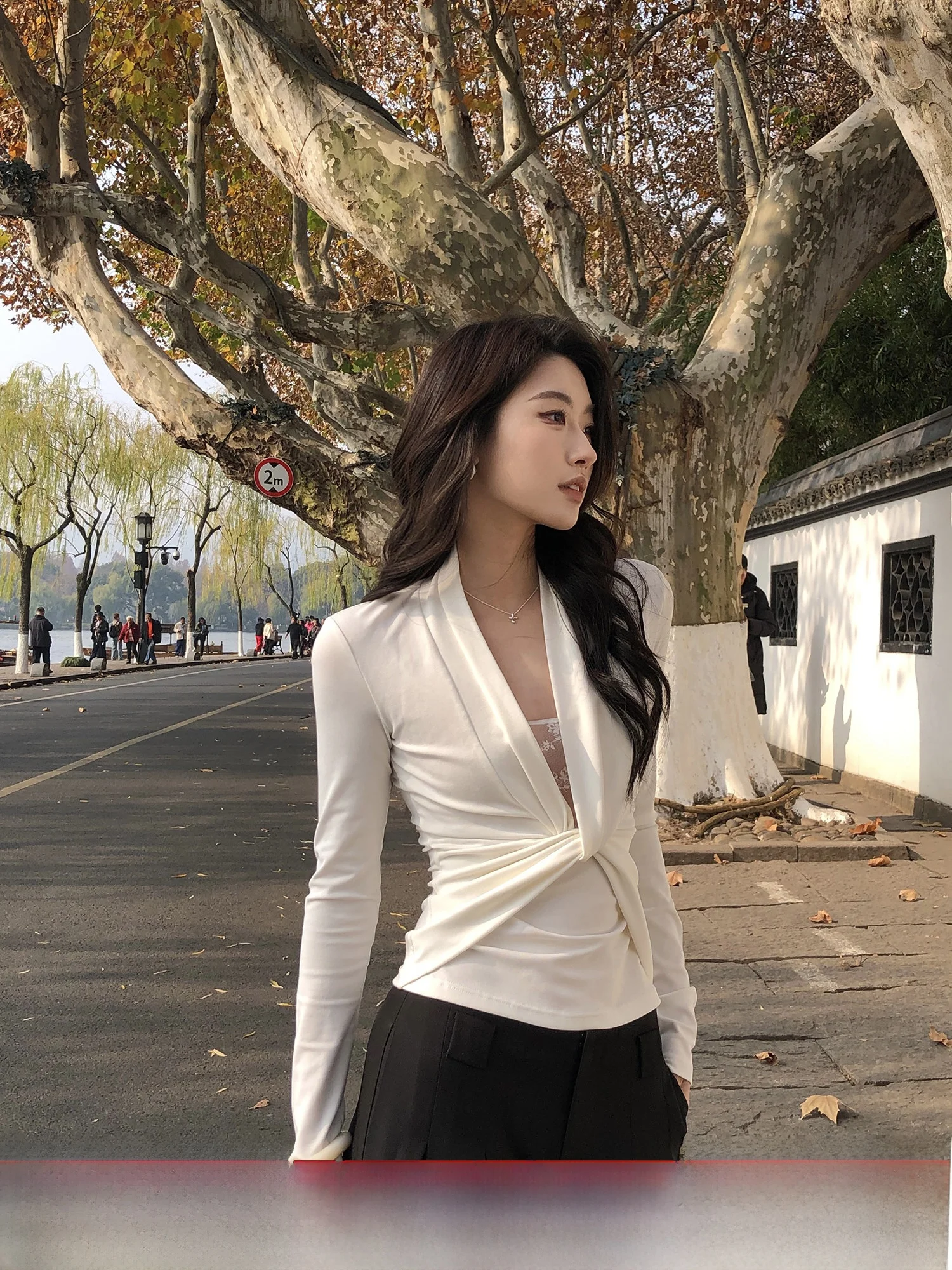 

KKABOVE Lace Splice Knot T-irt Women's V-ne Long Sve Slim Fit Knitted Top Gathered Waist Ruffle Hem Daily Pure Color