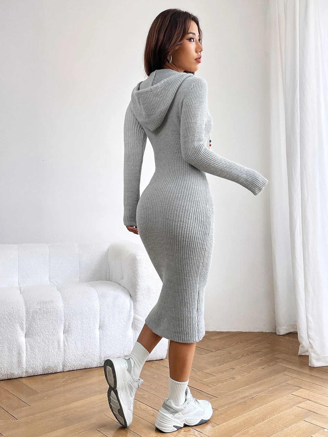 Knitted knitted women's dress with belted hat and hip cover hooded