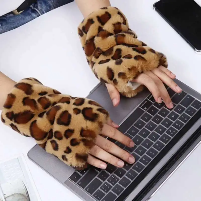 Guanti di pelliccia Guanti di pelliccia caldi con stampa leopardata Donne invernali Maniche ispessite con dita esposte Tenere al caldo Guanti di peluche Guanti mezze dita