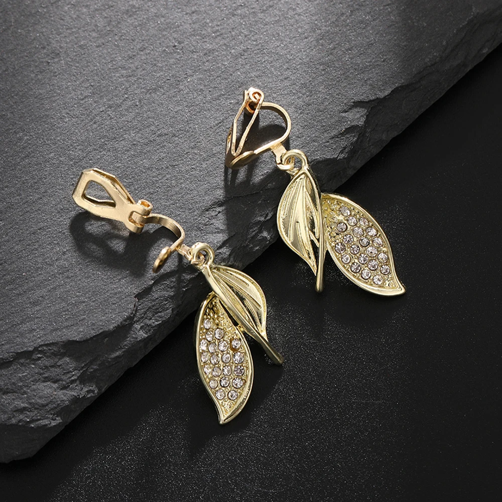 Vintage Golden Rhinestone Leaf Clip Earrings Fashion Non-piercing Earrings for Women Korean Sweet Jewelry 2024 Girls Gift